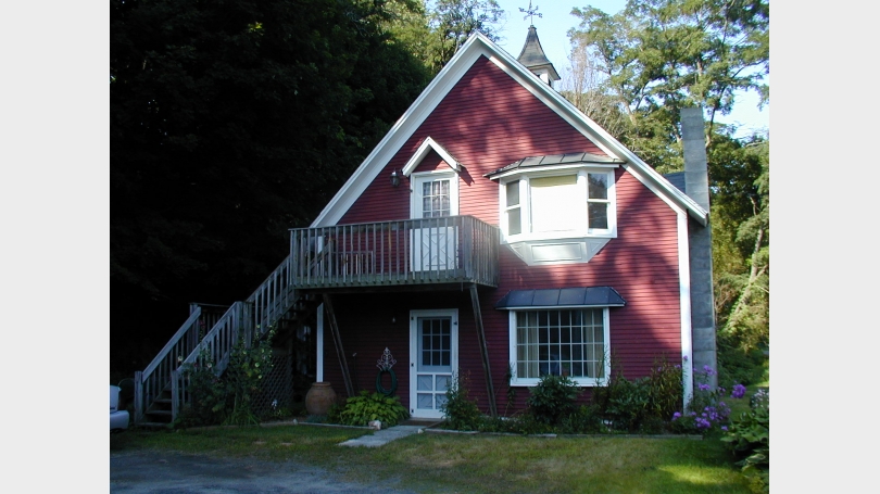 carriage house apartment lower