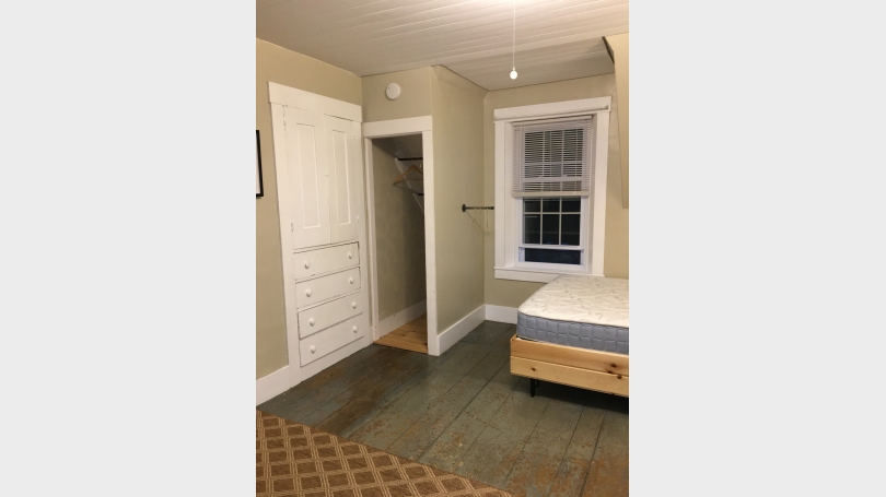 Bed/closet/built in drawers