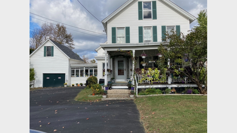 Lebanon NH 1 bedroom apartment, 1st floor, nice porch,