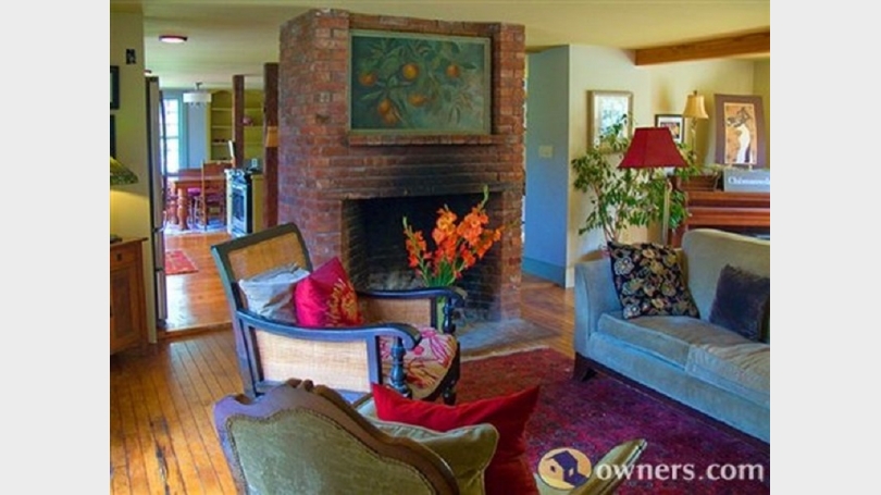 429 River Road living area