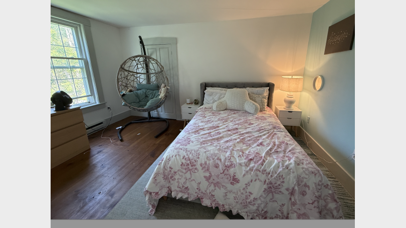 Bedroom w/ Full Bed