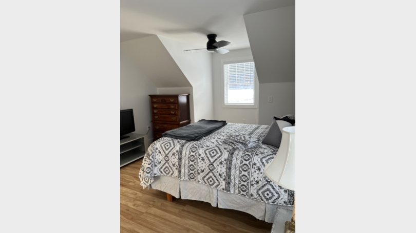Upstairs bedroom for rent Upstairs bedroom for rent